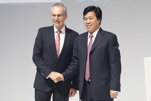 宝马集团董事艾希纳博士与华晨董事长祁玉民