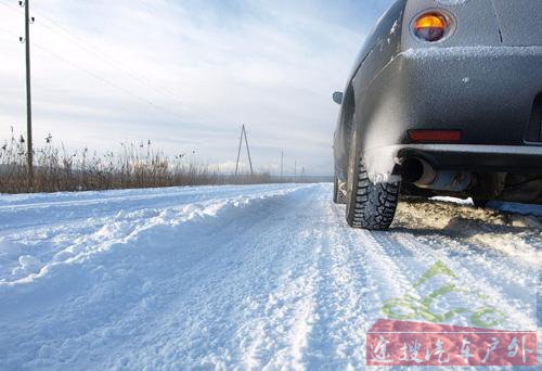 避免急加速/保持车距 雪地驾驶十大注意